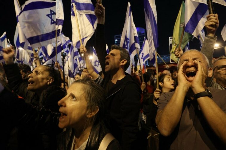 Israel: los manifestantes mantienen la presión sobre Netanyahu a pesar de la pausa política