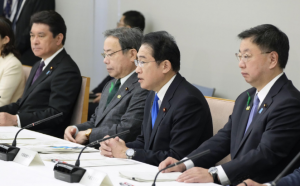 El primer ministro Fumio Kishida (segundo desde la derecha) asiste a una reunión sobre la política oceánica de Japón en su oficina en Tokio el 28 de abril de 2023. (Kyodo)