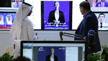 Kuwait presenta un lector de noticias rubio generado por IA llamado 'Fedha'