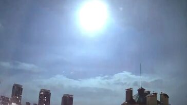 Los funcionarios de la NASA afirmaron que una luz brillante vista desde Ucrania no era un satélite que caía.  La luz se vio sobre la capital de Kiev a las 22:00 hora local e inmediatamente lanzó una alerta de ataque aéreo, dijo Serhiy Popko, jefe de la administración militar de la ciudad de Kiev.