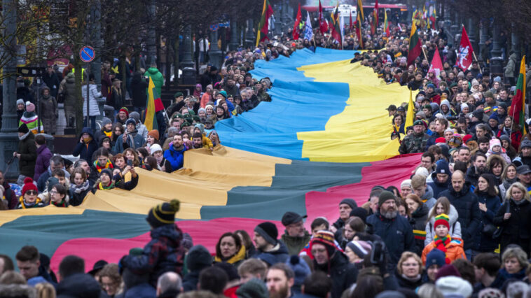 La invasión rusa de Ucrania destaca los problemas de identidad nacional en Lituania