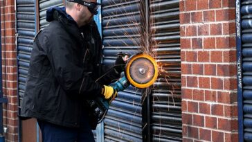 Se incautaron más de £ 6 millones en ropa falsificada de tiendas poco fiables durante las últimas dos semanas en un bombardeo en la 'Falsificación de la calle' de Manchester.