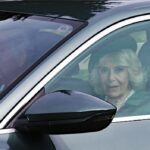 La Reina, de 75 años, se veía elegante con un conjunto verde esmeralda mientras salía de la iglesia de Crathie Kirk esta tarde.