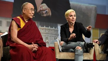Lady Gaga, de 37 años, abrazó al líder espiritual durante una reunión en junio de 2016 donde la pareja presionó por más bondad en el mundo.