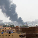 Las fuerzas rivales de Sudán luchan en la capital mientras la ONU intenta negociar un alto el fuego
