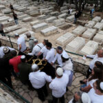 Las hermanas israelíes muertas en un tiroteo en Cisjordania son enterradas