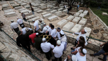 Las hermanas israelíes muertas en un tiroteo en Cisjordania son enterradas