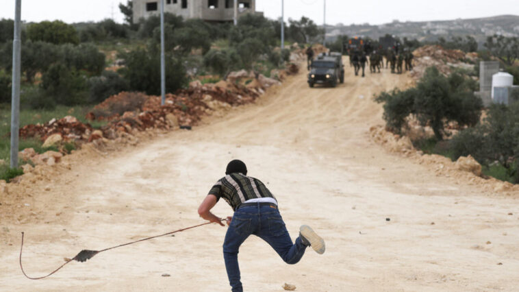 Las tropas israelíes matan a un adolescente palestino en una redada mientras los colonos marchan por Cisjordania