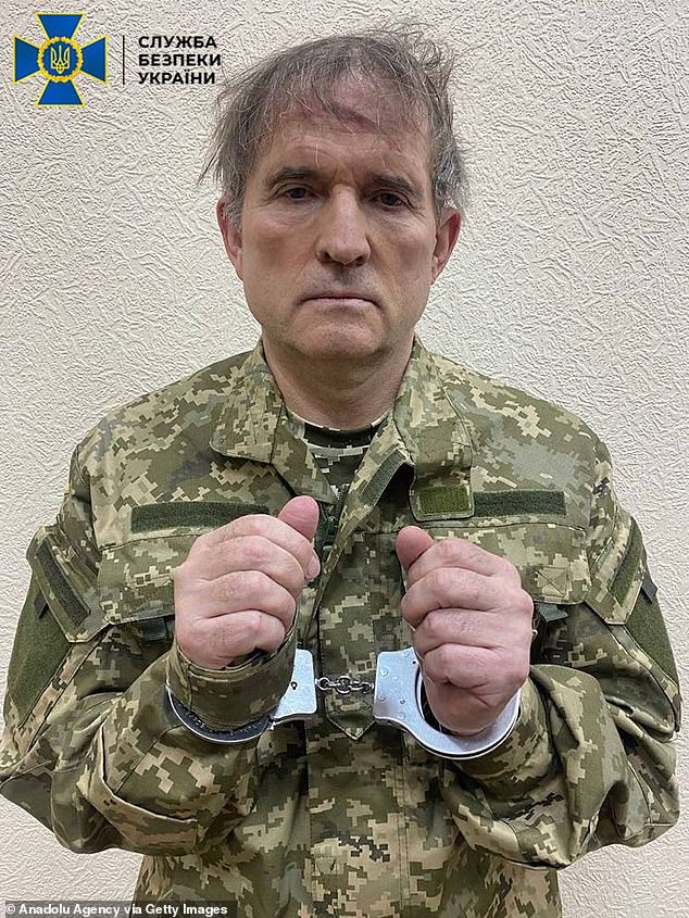 El oligarca fugitivo y amigo cercano de Putin, Viktor Medvedchuk, es visto esposado después de que el Servicio de Seguridad de Ucrania llevara a cabo una operación especial en Ucrania el 12 de abril de 2022.