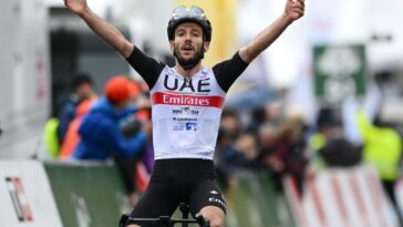 'Lo celebraremos con una botella de vino': Adam Yates reclama la etapa reina y el liderato general en el Tour de Romandía