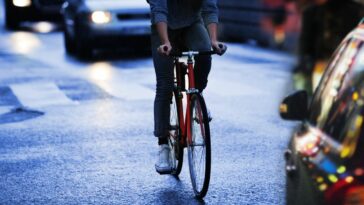 Los ciclistas podrían usar lentes inteligentes para recibir mensajes de autos autónomos, sugiere un estudio