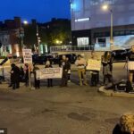 Los manifestantes formaron un bloqueo con la esperanza de evitar su entrada, un esfuerzo que en gran medida resultó infructuoso a las 10 p.m., con la cena ahora dos horas en marcha.