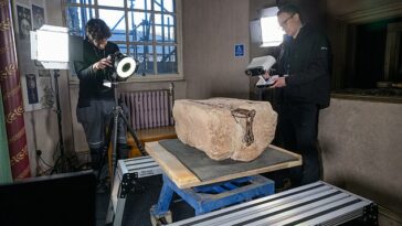 Se han encontrado números romanos en la Piedra del Destino después de que expertos examinaran una réplica impresa en 3D de la sagrada reliquia real (en la imagen, la Piedra se escanea para crear la versión 3D para su inspección)