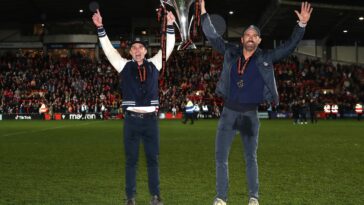 Los patrocinadores de Hollywood Ryan Reynolds y Rob McElhenney ayudan a que un club de fútbol galés vuelva a las grandes ligas