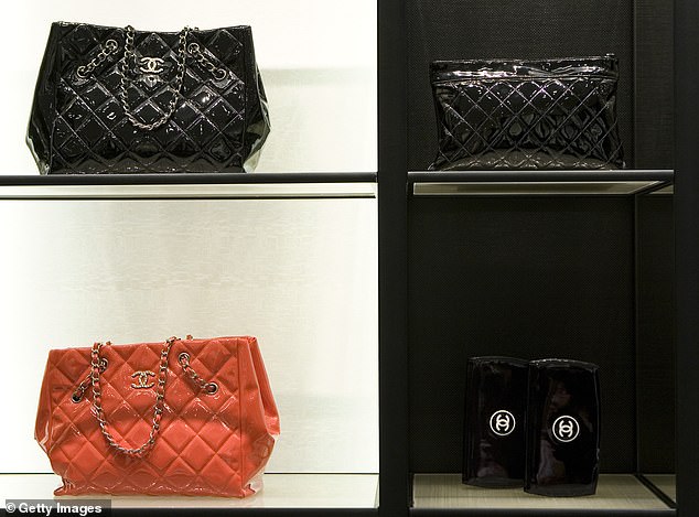 Los súper ricos propietarios de las marcas de lujo Hermès, Tiffany y Chanel han recaudado decenas de miles de millones de dólares más este año, a pesar de la mayor incertidumbre económica.