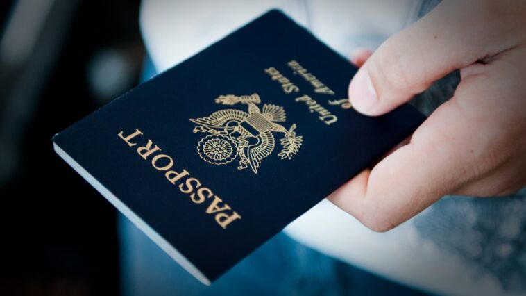 Los retrasos en los pasaportes estadounidenses pueden durar cuatro meses y podrían empeorar.  Esto es lo que debe saber
