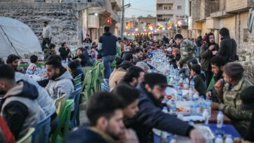 Los sirios rompen el ayuno del Ramadán en medio de los escombros tras el terremoto