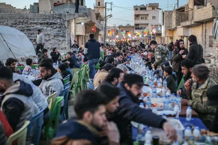 Los sirios rompen el ayuno del Ramadán en medio de los escombros tras el terremoto