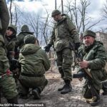 Se cree que los comandantes rusos encarcelan a sus propias tropas en agujeros subterráneos enrejados mientras la invasión recurre a métodos extremos de disciplina en Ucrania (en la foto: soldados prorrusos de la República Popular de Donetsk esperan un ataque de artillería entrante en Mariupol)
