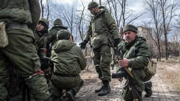 Se cree que los comandantes rusos encarcelan a sus propias tropas en agujeros subterráneos enrejados mientras la invasión recurre a métodos extremos de disciplina en Ucrania (en la foto: soldados prorrusos de la República Popular de Donetsk esperan un ataque de artillería entrante en Mariupol)