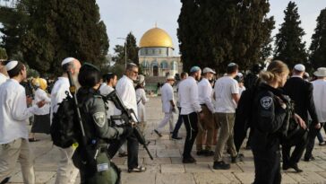 Más de 1.500 colonos israelíes asaltan el complejo de la mezquita de Al-Aqsa