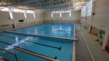 Más lecciones de natación disponibles en Kingston, Ontario.  como socios de la ciudad con Queen's