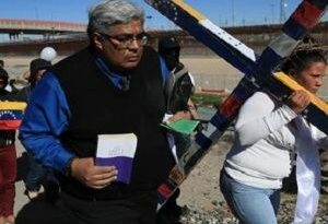 Migrantes rinden homenaje a muertos por incendio en centro de Ciudad Juárez