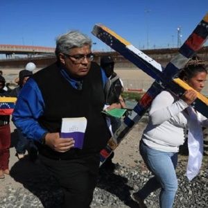 Migrantes rinden homenaje a muertos por incendio en centro de Ciudad Juárez