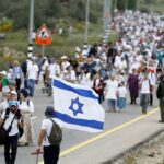 Miles de israelíes marchan hacia un puesto ilegal en Cisjordania mientras aumentan las tensiones