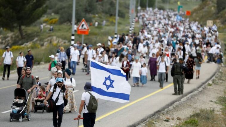 Miles de israelíes marchan hacia un puesto ilegal en Cisjordania mientras aumentan las tensiones