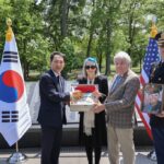 Veterans minister consoles family of decorated U.S. soldier killed in Korean War