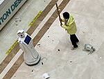 Mira el momento en que una mujer destroza a un robot recepcionista con una tabla de madera