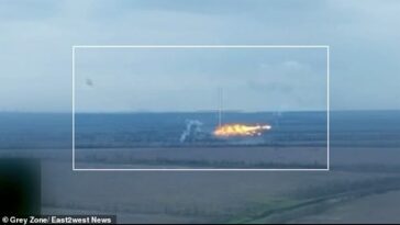 Este es el momento en que los restos de un avión ruso se incendiaron después de ser derribados por un sistema de defensa aérea portátil.