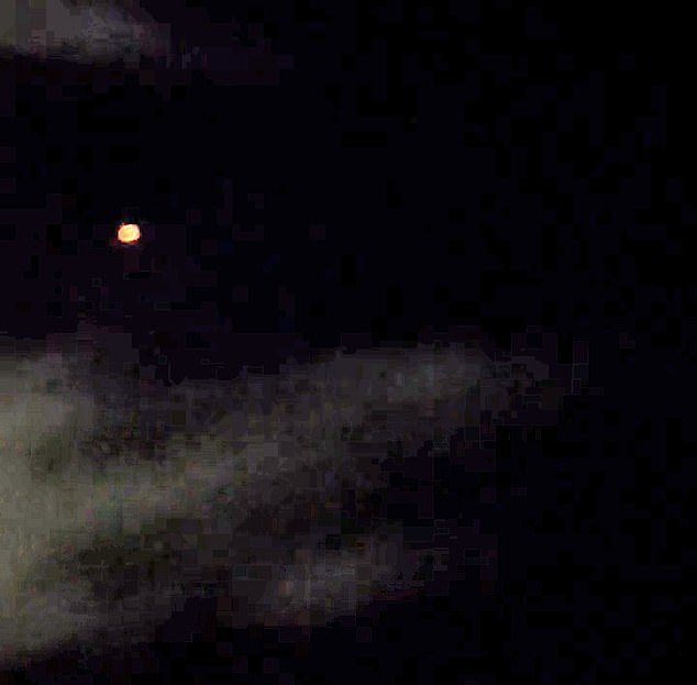 Un meteorólogo en California compartió un video que muestra una luz brillante en el cielo nocturno, que se ha confirmado que es un satélite Starlink que cae.