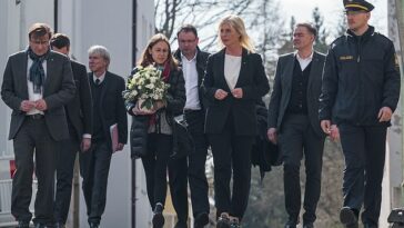 Ulrike Scharf (tercera desde la derecha), ministra de Asuntos de la Familia, sale del Centro de Atención a la Infancia y la Juventud con Martin Schöffel, miembro del Parlamento del Estado de Baviera, para depositar flores frente a las instalaciones.
