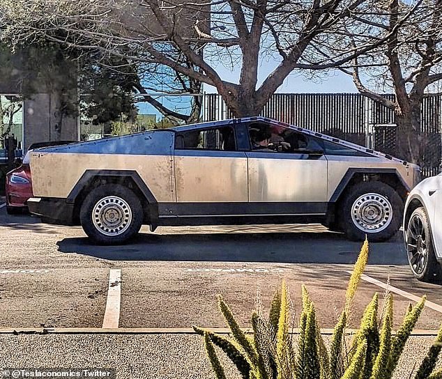 Se compartió en Twitter una imagen del Cybertruck de Tesla en un estacionamiento de California, y los usuarios están horrorizados por su apariencia.