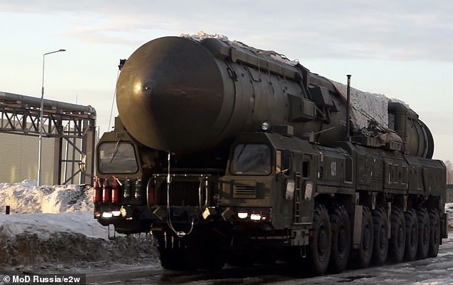 Las tropas del déspota ruso están organizando juegos de guerra con su 'invencible' sistema de misiles balísticos intercontinentales Yars en tres regiones de Rusia.
