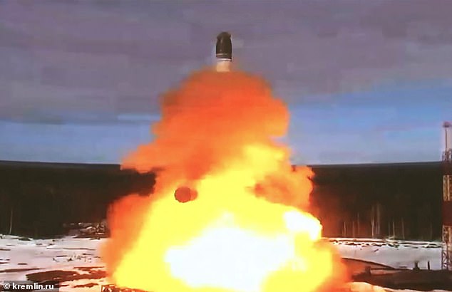 En la imagen: el lanzamiento del misil balístico Sarmat en abril de 2022 (foto de archivo)