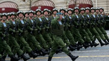La guerra de Vladimir Putin en Ucrania ha diezmado las fuerzas especiales clandestinas (Spetsnaz) de Rusia, informaron documentos estadounidenses clasificados que se filtraron en línea.  En la imagen: los Spetsnaz rusos marchan durante el desfile militar en la Plaza Roja el 9 de mayo de 2021 en Moscú (foto de archivo)
