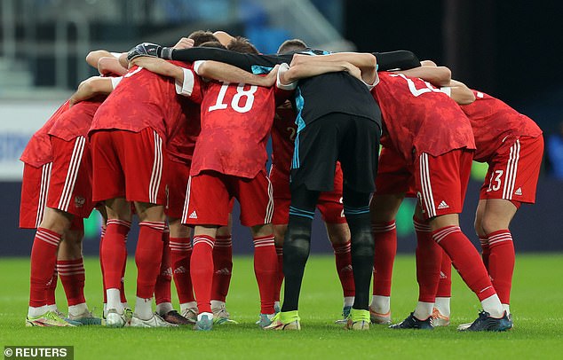 Los jugadores de Rusia se reúnen antes del comienzo del choque del domingo contra Irak en San Petersburgo.