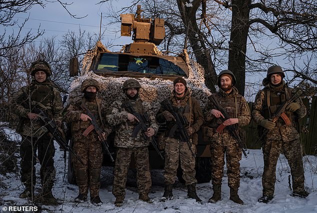Los soldados ucranianos leen la Oda del Recuerdo en el Día de Anzac mientras el país suplica a Australia que envíe más vehículos militares Bushmaster (en la foto, soldados ucranianos frente a un Bushmaster)