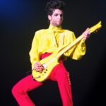 Subastan una guitarra Schecter Cloud amarilla de más de 200.000 propiedad de Prince - Music News