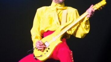Subastan una guitarra Schecter Cloud amarilla de más de 200.000 propiedad de Prince - Music News