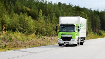 Suecia está construyendo la primera autopista eléctrica del mundo que permitirá que coches y camiones se recarguen mientras conducen