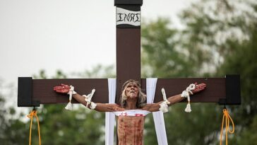 El devoto católico filipino Wilfredo Salvador es clavado en una cruz de madera durante una recreación de la crucifixión de Jesucristo en Good Frida.