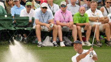 Tiger Woods trabaja, cojea a primera ronda 74 en Masters