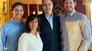 Connor Sturgeon (extremo derecho) aparece en la foto con sus padres Todd y Linda, y su hermano menor, Cameron, un modelo profesional.