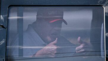 El expresidente Donald Trump dio el visto bueno a sus seguidores fuera de su casa en Mar-a-Lago, Florida, solo unos días antes de su comparecencia en Nueva York.