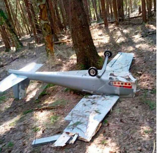 Según los informes, las fuerzas ucranianas lanzaron el dron UJ-22, cargado con 17 kilogramos de explosivos, desde Ucrania el domingo, afirma Bild.  En la imagen: un dron ucraniano que se estrelló cerca del pueblo de Voroskogo