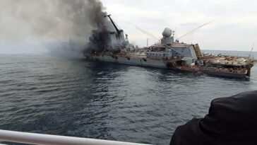 El Moskva quedó atrapado en un incendio después de sufrir un daño significativo en su lado izquierdo cuando una espesa columna de humo negro cayó en cascada desde el barco, el 14 de abril del año pasado.